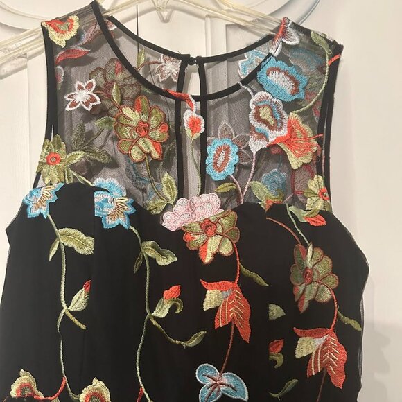 BEAUTIFUL Fully Embroidered Label by Five Twelve Floral Gown NWT - Picture 3 of 10